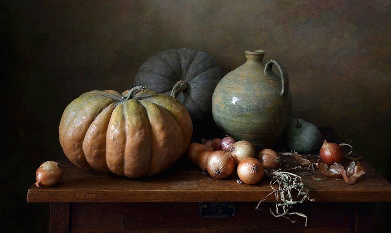 С тыквами и вязанкой лука фото превью