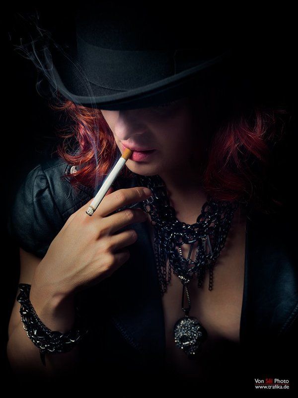 hat, smoke, black, cigarette, atmosphere, jewelry, bracelet, necklace, red Foreigner фото превью