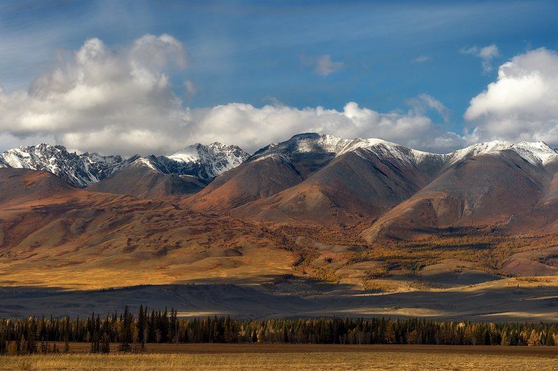 На плечи седовласых гор спустились облака фото превью