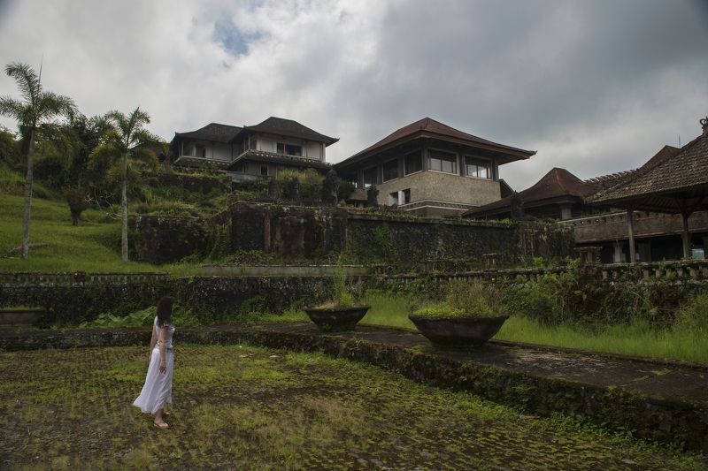 бали, бедугул, деревня, черепица, девушка Заброшенный отель фото превью