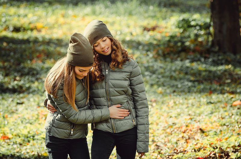 осень девушки прогулка лес sisters фото превью