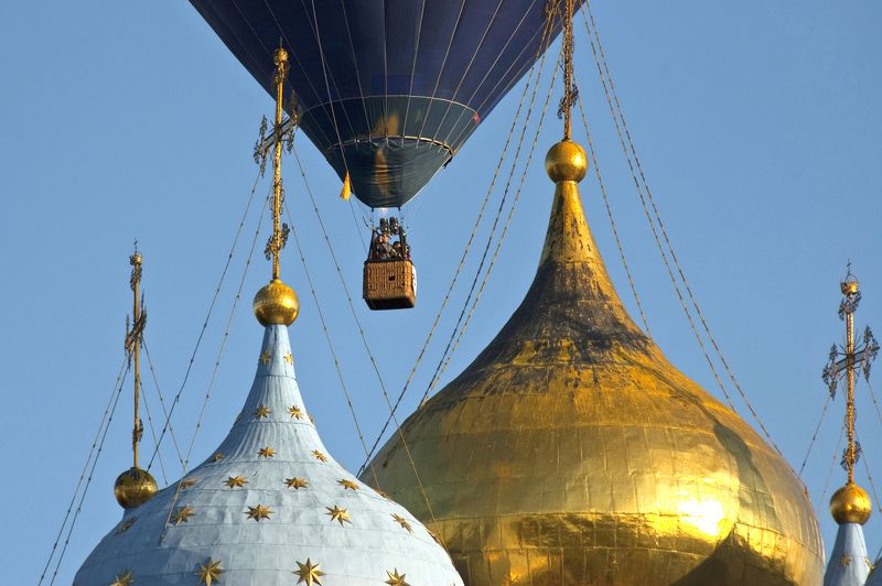 Тепловой аэростат Дианы Насоновой над куполами рязанского кремля. фото превью