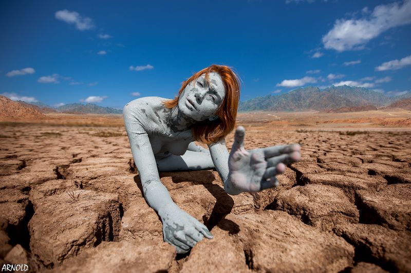 girl, woman, beauty, beautiful, desert, cracks, blue, yellow   otherworldly beauty фото превью