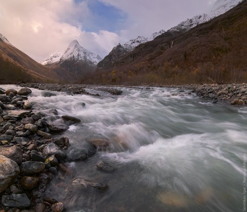 горы,кавказ,домбай,ульген,река,осень,пейзаж,тучи,непогода,панорама,россия Домбай-Ульген фото превью