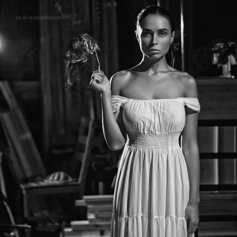 девушка черно-белое студия fujifilm 50mm портрет Курит фото превью