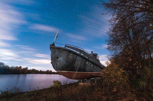 Водолазный бот БТ-2 на берегу канала им. Москвы