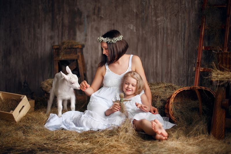 Ирина, Дашенька и козленок фото превью