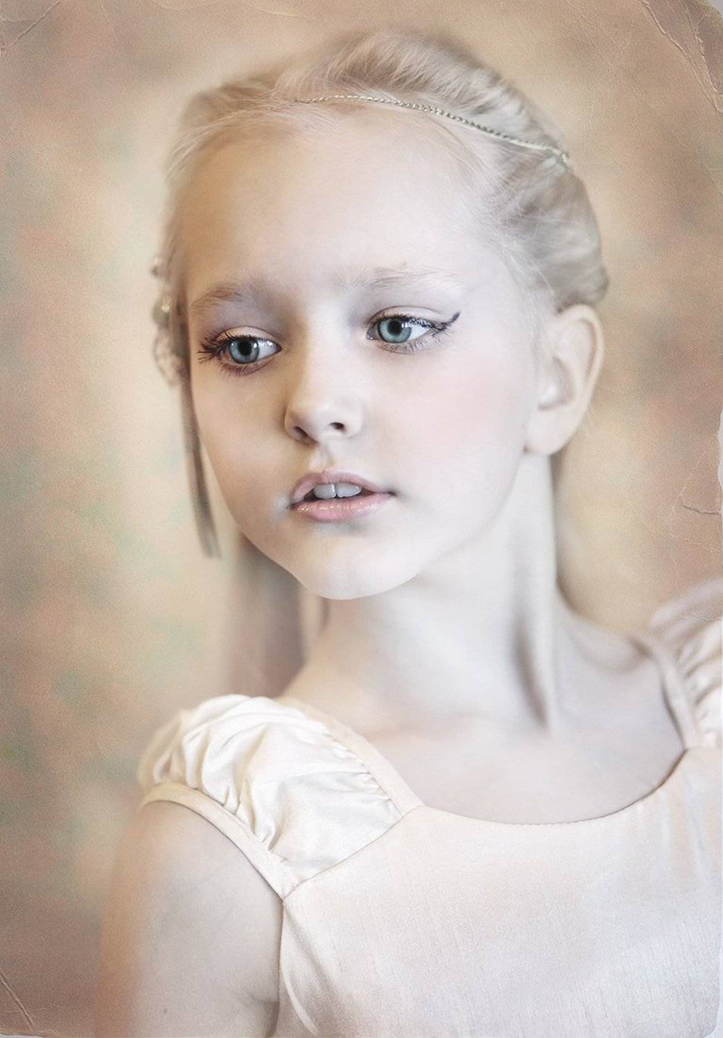 портрет, девочка, дети, детство, лирика, грация, музыка, свет, цвет, жанр, жанровый портрет, красота, блондинка, Постонен Екатерина
