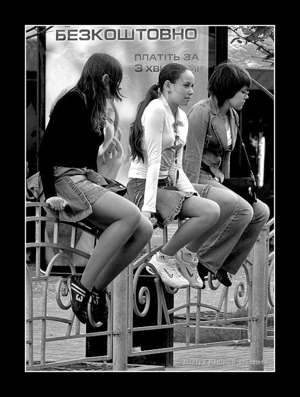 бесплатно, три, девушки, киев, майдан, город, юмор, жанр, чб, ч/б Безкоштовно / Бесплатно фото превью
