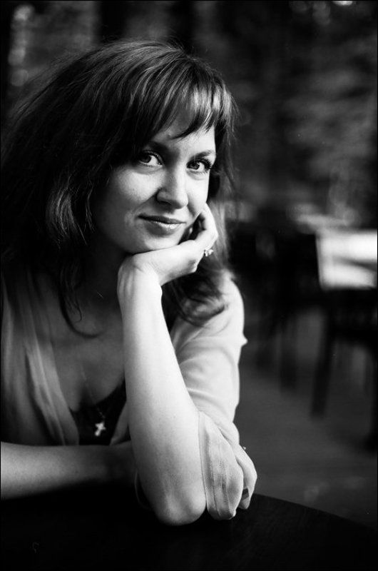 чб, пленка, девушка в кафе фото превью