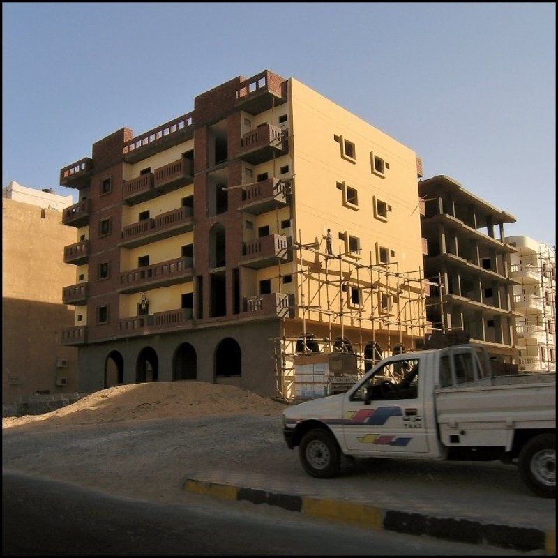 дядьки, домики, машины, стройка Кофейный кондоминиум фото превью