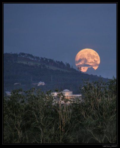 Луна и солнечный закат
