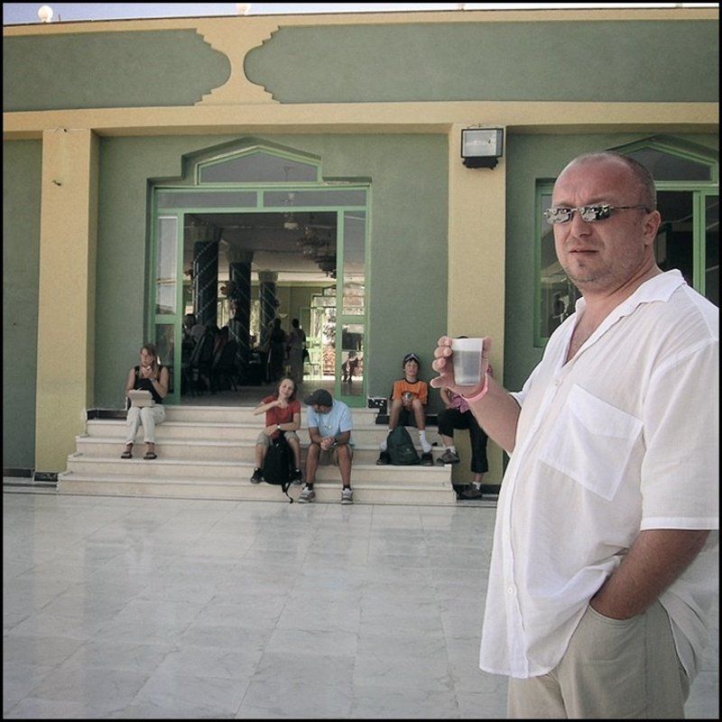 мужчина, стаканчик, завтрак Наши люди на такси в булочную не ездят! фото превью