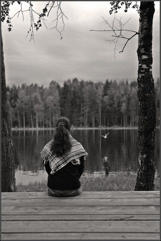девушка, причал, озеро, чайка, птица, созерцание, дума, лес, dyadyavasya Почему люди не летают фото превью