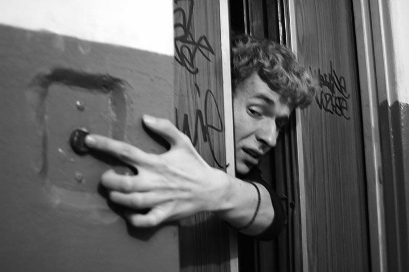 лифт, молодой человек, кнопка, кудри, чб Осторожно, двери закрываются фото превью