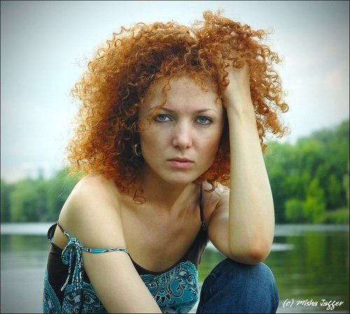портрет прекрасной рыжеволосой девы.
