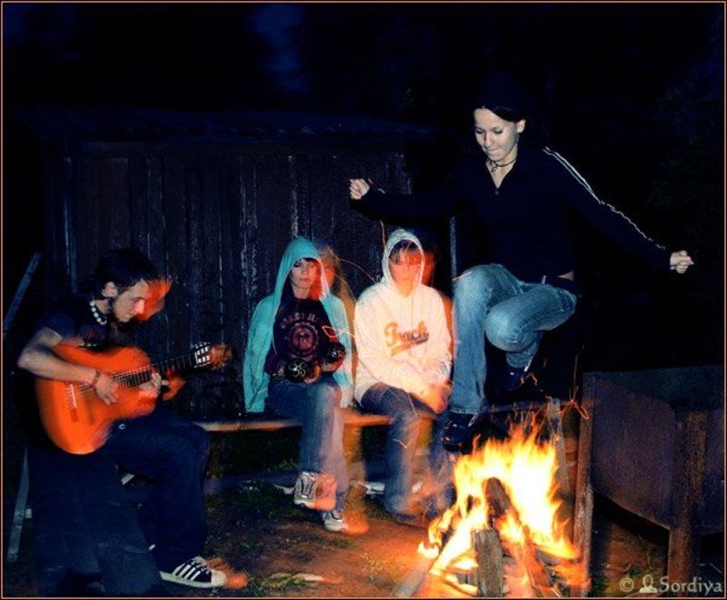 ночь, костер, прыжок *** фото превью