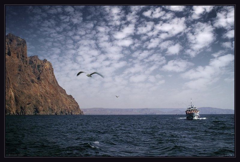 крым, море, карадаг, катер, скалы, чайки Морская прогулка вдоль Карадага фото превью