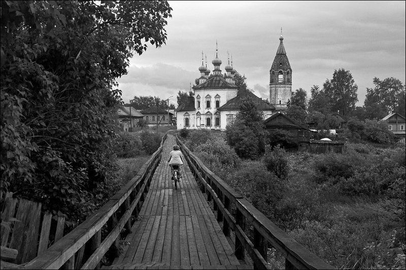 ЧБ устюженская картинка с великом,  мостиком и церковью фото превью