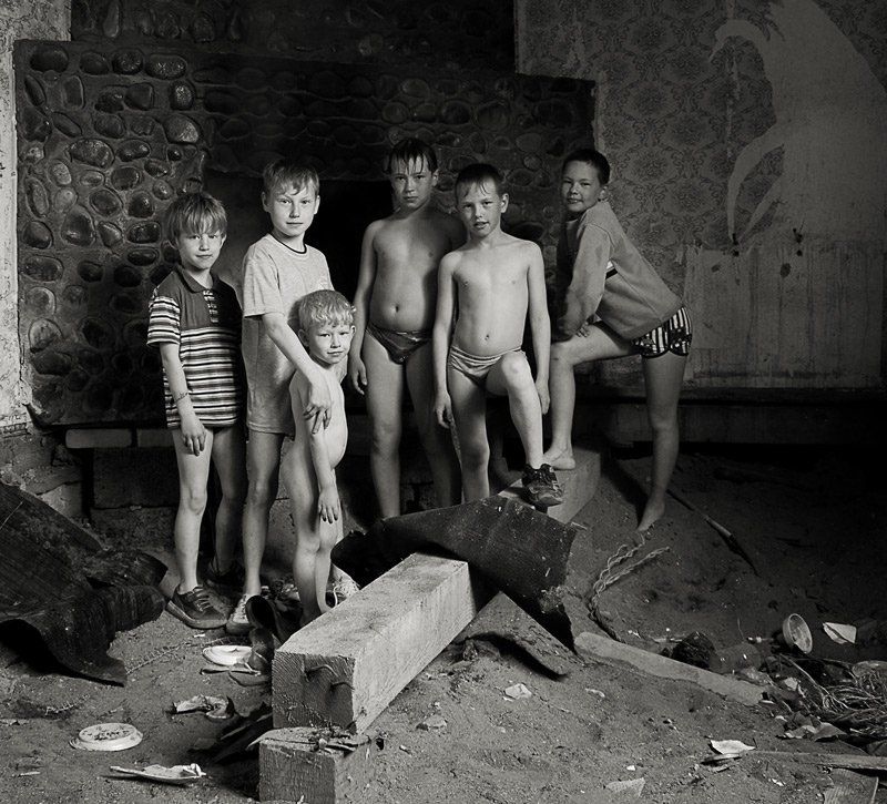 групповой портрет на фоне старого камина фото превью