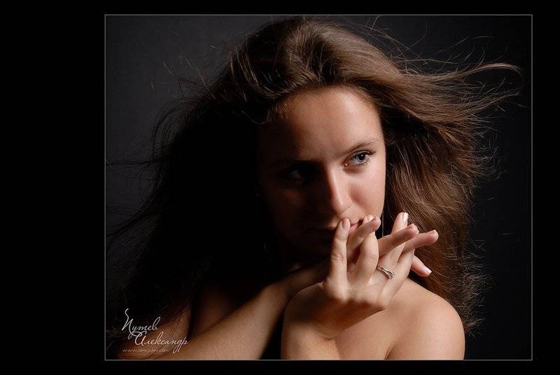 девушка,мысли,раздумья,настроение,порыв,ветер,свет,тень,портрет,глаза, Александр Путев