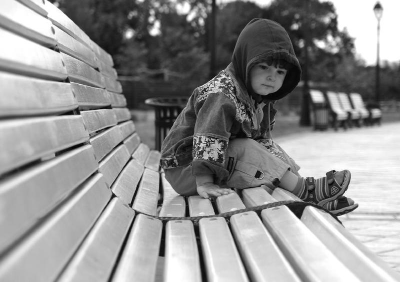 мальчик, скамейка, портрет ...а снять забыли! фото превью