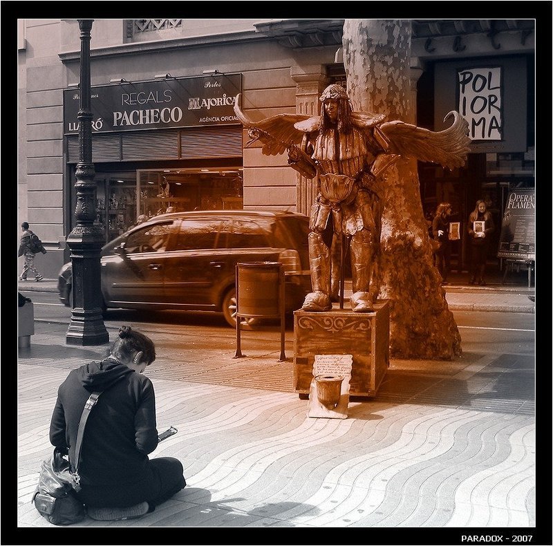 барселона, рамбла, живая скульптура, аттракцион, paradox Из жизни живых скульптур фото превью