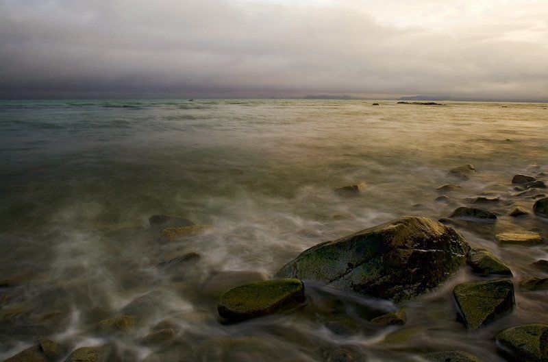 Пейзаж с камнем в длинной воде