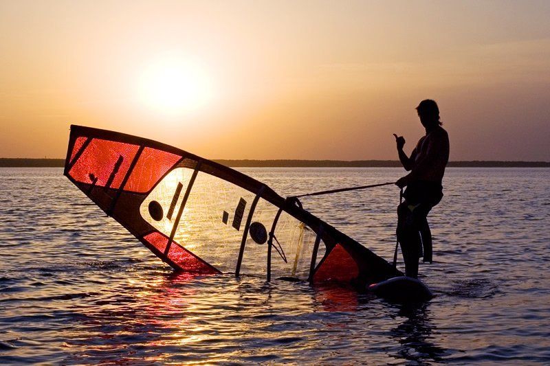 серж, молодой человек, озеро, закат, спорт, виндсерфинг Открытие сезона фото превью