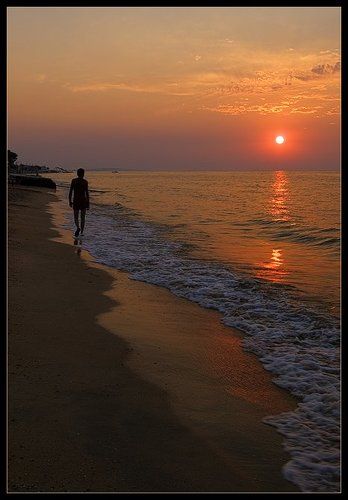 По краешку моря, смотря на закат...