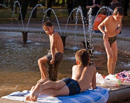 на фонтане...