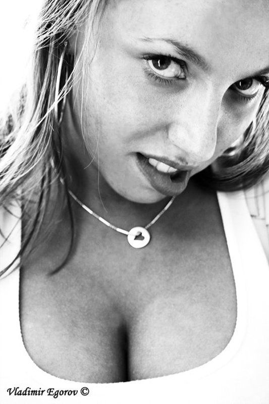 девушка, закусила. губу взгляд фото превью