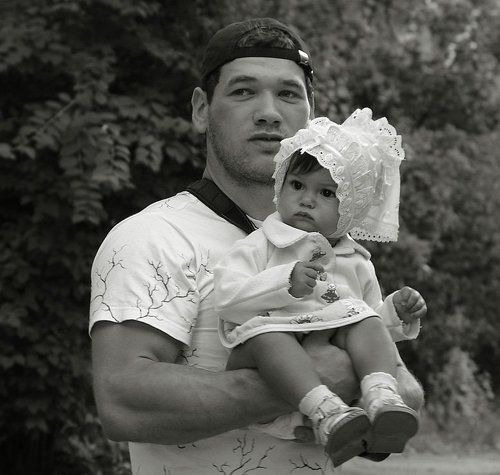 На дядькиных руках.