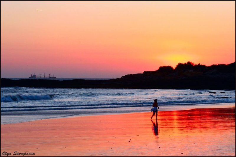 португалия, пляж, девушка Бегущая за солнцем. фото превью