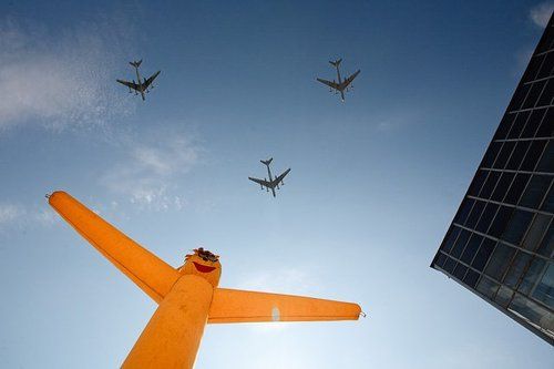 Пролетают лётчики — привет Мальчишу!