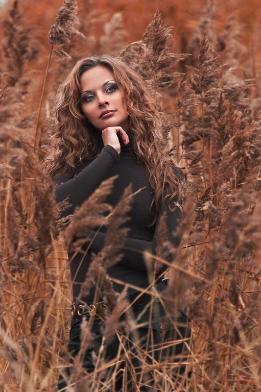 портрет, девушка, осень, дождь, камышь, болото перелетная птица фото превью