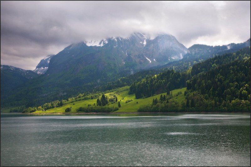 Прогулка вдоль озера фото превью