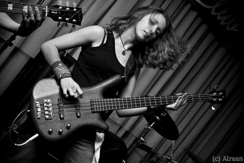 Басистка фото превью