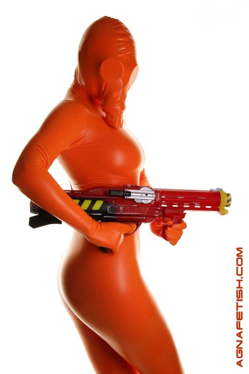 фетиш, зентай, противогаз, маска на противогаз, комбинезон, химзащита, оружие, водяное ружье, оранжевый, кэтсьюит, агна деви, фетиш модель и дизайнер фетиш одежды Agna (FetishModel.ru)