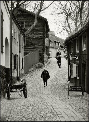 Стекает старого Стокгольма мостовая...