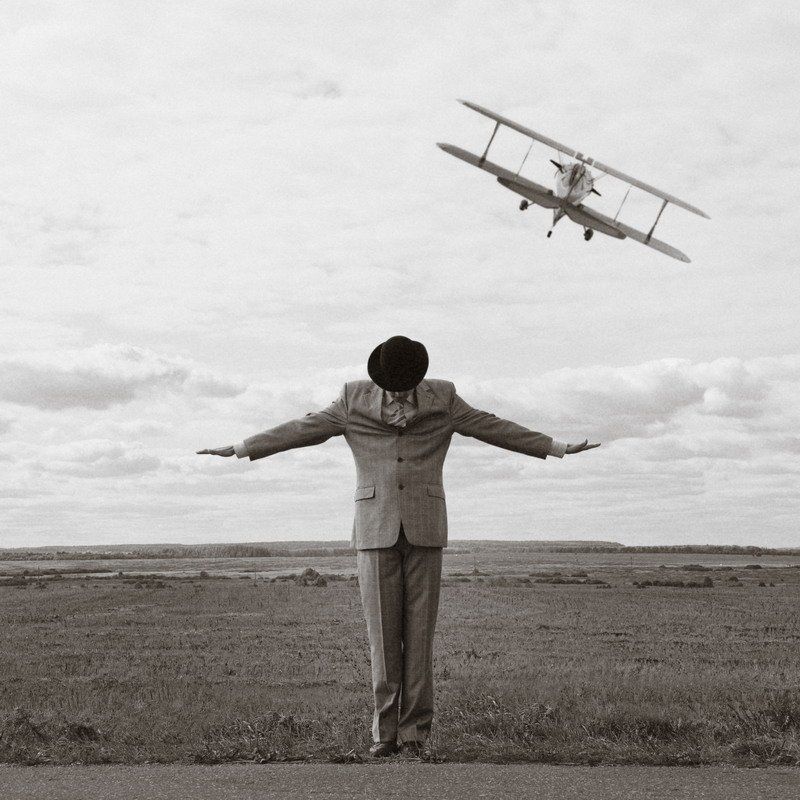 самолет, мужчина, поле, костюм Почему люди не летают? фото превью