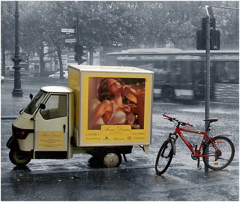 велосипед, , дождь Застигнутые дождём фото превью