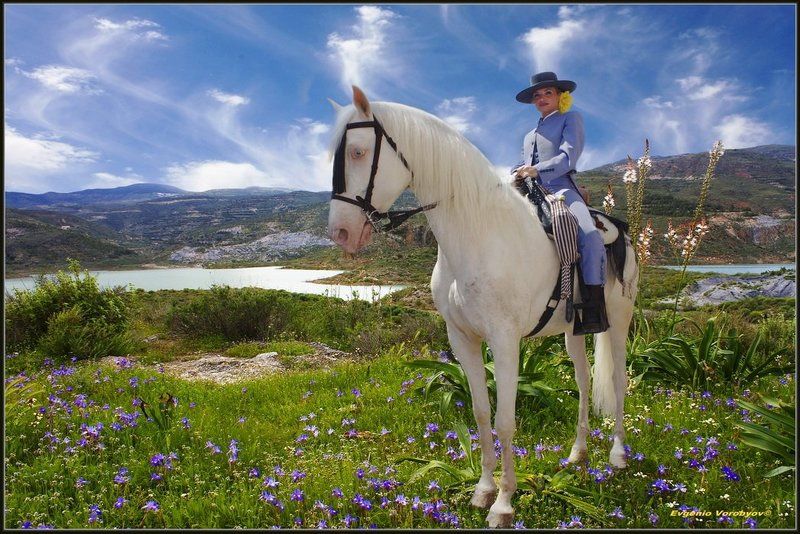 горы, наездница на коне. Фото из цикла-Пейзажи Андалусии < Всадница на белом коне с голубыми глазами. фото превью