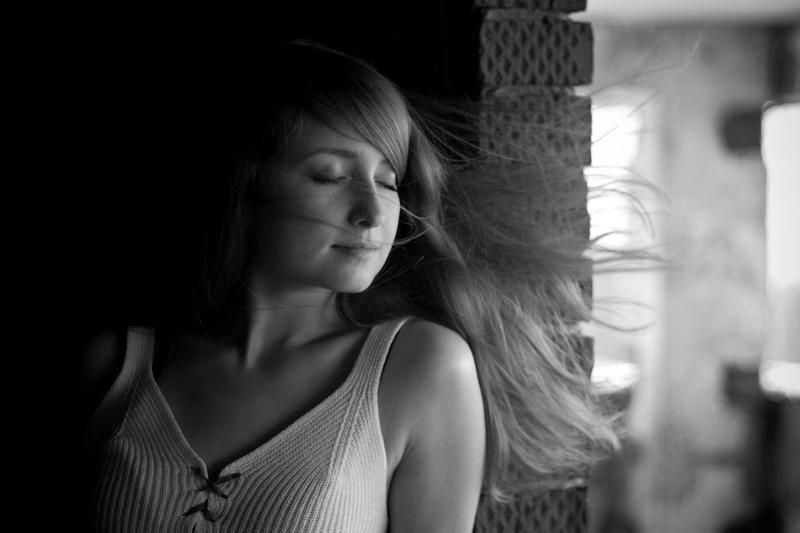 портрет, девушка, ч/б, ветер Ветер в волосах фото превью