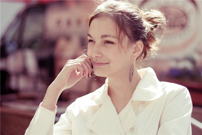 девушка,  белый плащ Ася фото превью