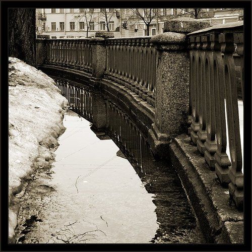 Простая питерская квадратная сепия