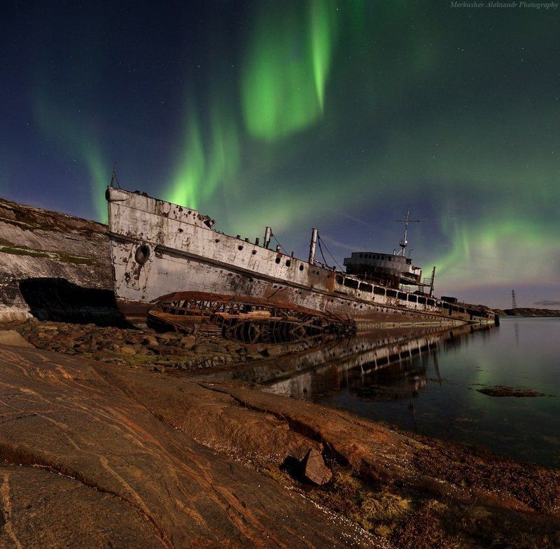 кольский, заполярье, северное сияние Погибающие суда Кольского залива, укутанные Северным сиянием фото превью