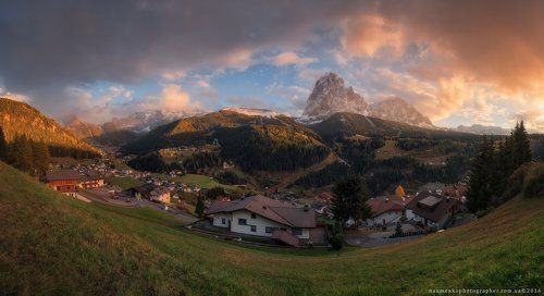 Италия. Доломиты. Панорама деревни Santa Cristina Valgardena и горы Sassolungo.