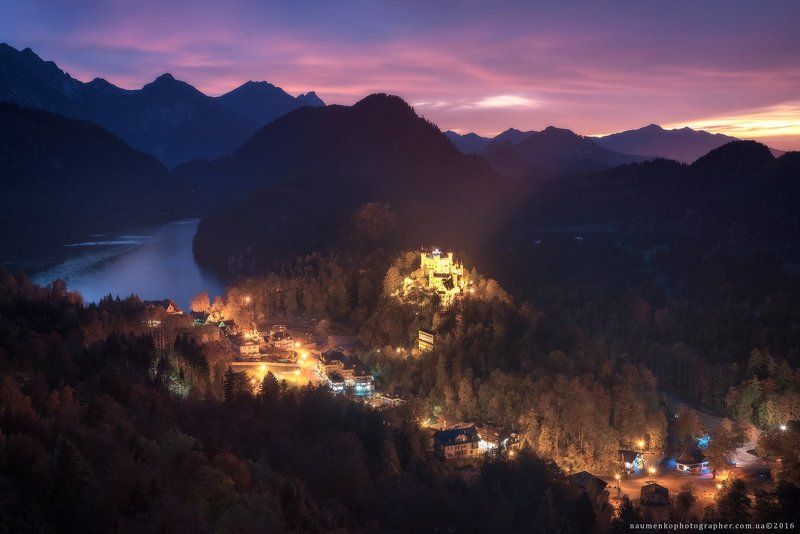 хоэншвангау, замок, озеро, германия, бавария, осень, дворец, пейзаж, достопримечательность, людвиг, фюссен, вид, европейский, нойшванштайн, горы, архитектура, альпы, старый, немецкий, король, путешествия, природа, лес, туризм, знаменитый, холм, небо Германия. Бавария. Вид на замок Hohenschwangau и озеро Alpsee фото превью