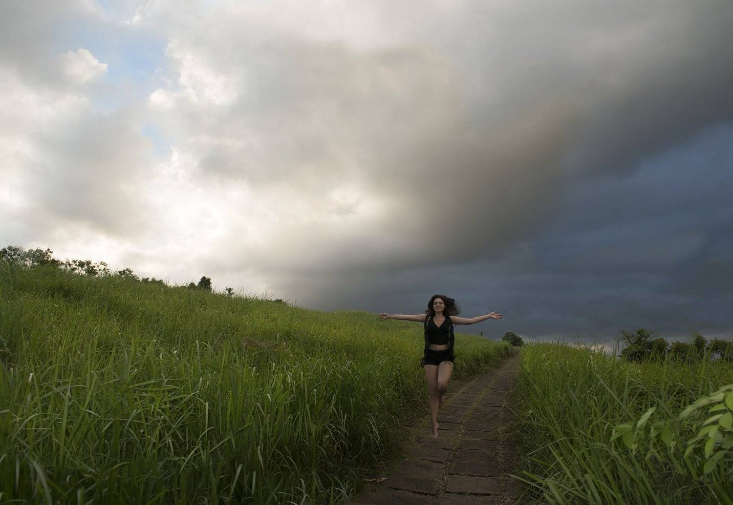 девушка, бег, облака, поле, поляна, гроза, Марина Мудрова